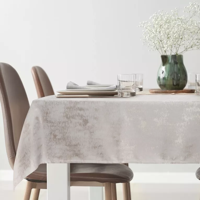 Obrus kremowo, szampański 160x260 cm żakardowy INES z subtelnym delikatnym wzorem przecierki