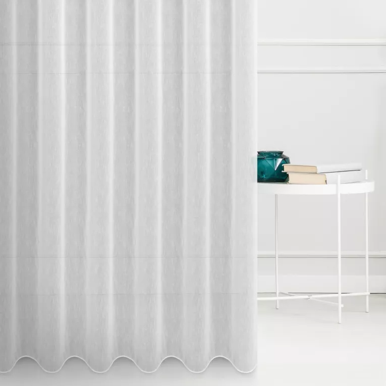 Firana szyta na taśmie 5 cm biała z delikatnej, półprzeźroczystej tkaniny z efektem deszczyku, wykończona obciążnikiem