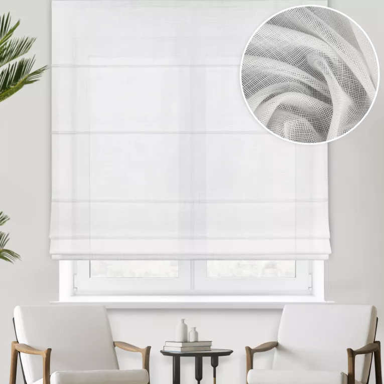 Roleta rzymska biała o luźnym splocie z dodatkiem transparentnej nici, nadającej delikatny połysk tkaninie, wykończona obciążnikiem