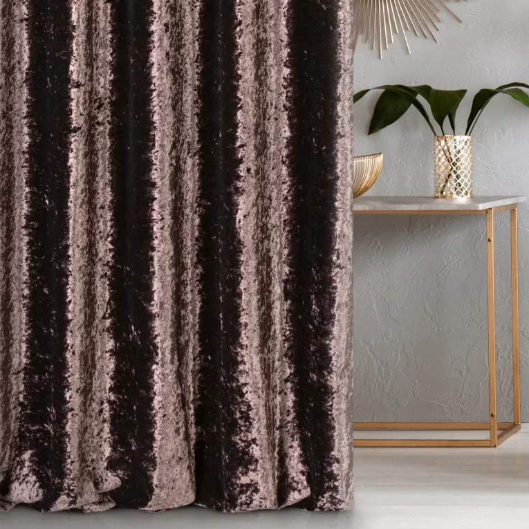 Zasłona szyta na taśmie 5 cm brązowa z miękkiej tkaniny welwetowej z efektem kreszowania