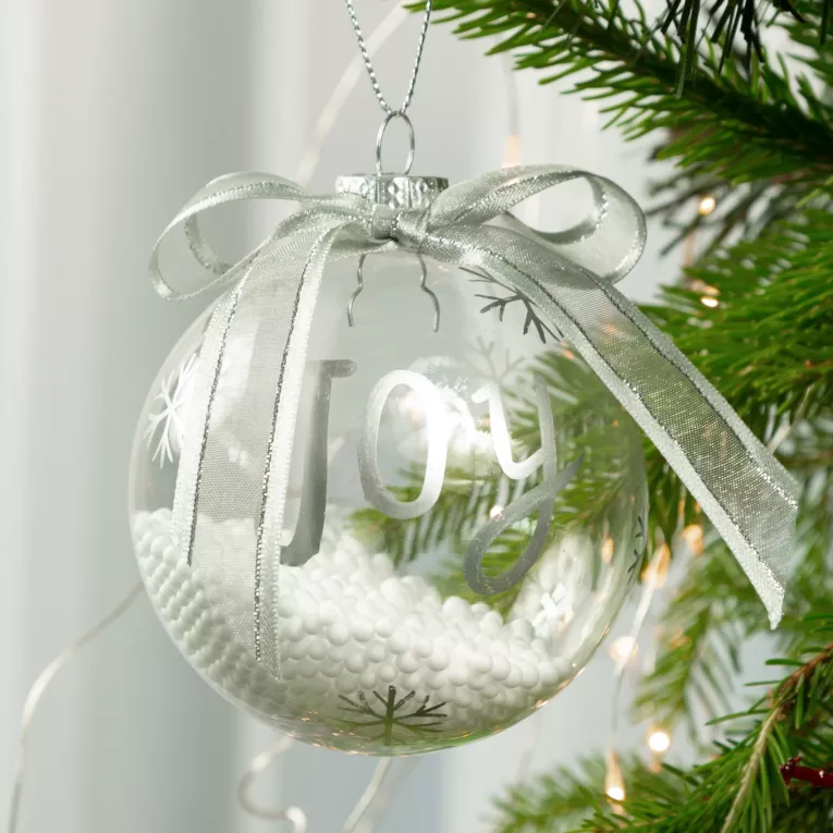 Szklana transparentna bombka z kokardą wypełniona kulkami styropianu