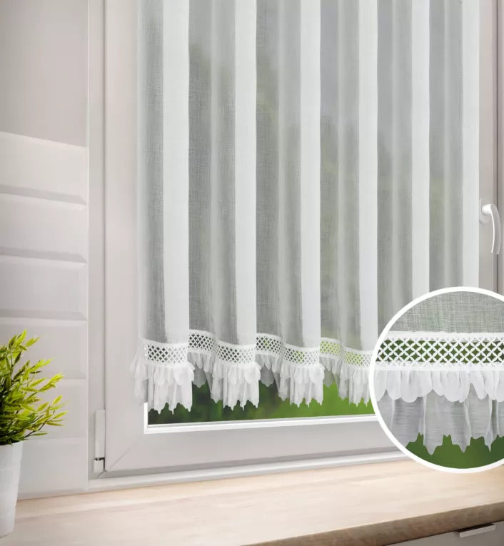 Zazdrostka biała zdobiona subtelną aplikacją oraz gipiurą 150x90 cm szelki - KATRIN