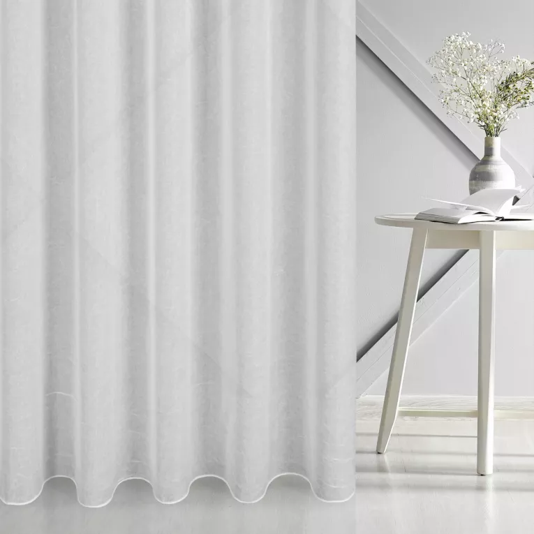 Firana szyta na przelotkach biała z miękkiej w dotyku, delikatnie połyskującej, kreszowanej tkaniny, wykończona obciążnikiem
