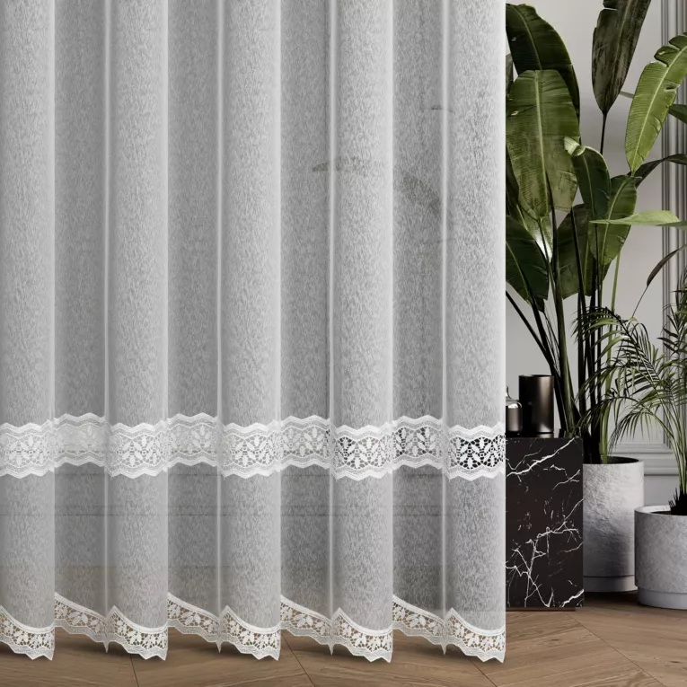 Firana szyta na taśmie 5 cm biała z markizety zdobionej dwoma pasami aplikacji z geometrycznym wzorem