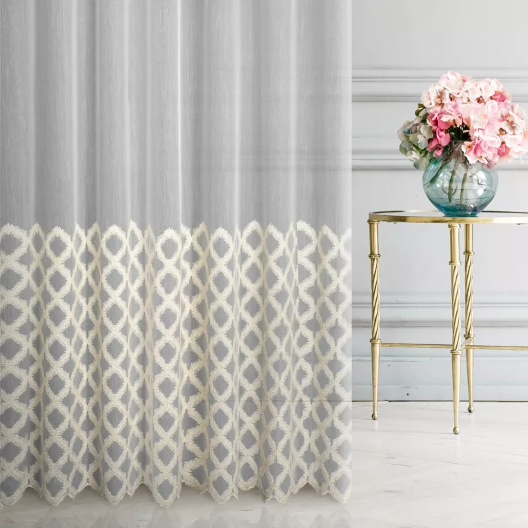 Firana szyta na taśmie 5 cm kremowo złota z matowej tkaniny ADEN zdobionej geometrycznym haftem z dodatkiem złotej nici