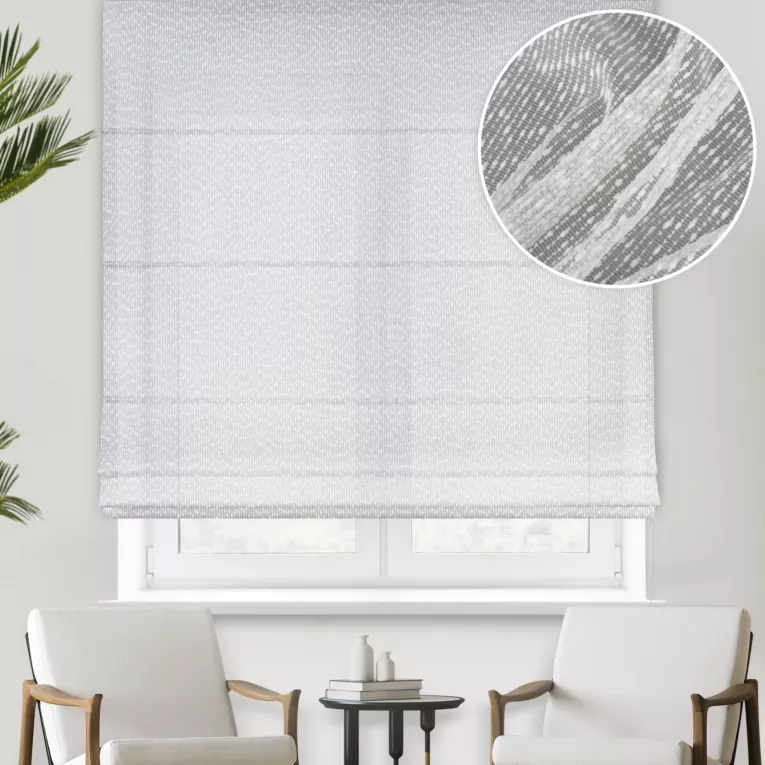 Roleta rzymska biała z miękkiej matowej tkaniny o strukturze siatki, wykończona obciążnikiem