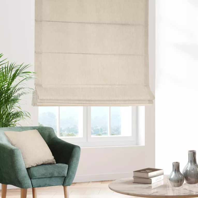 Roleta rzymska ciemnokremowa z miękkiej matowej tkaniny szenilowej o naturalnym splocie