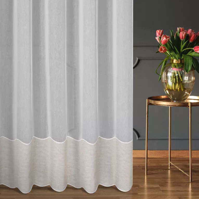 Firana szyta na taśmie 5 cm biało naturalna z matowej tkaniny wykończonej szerokim pasem kornelii