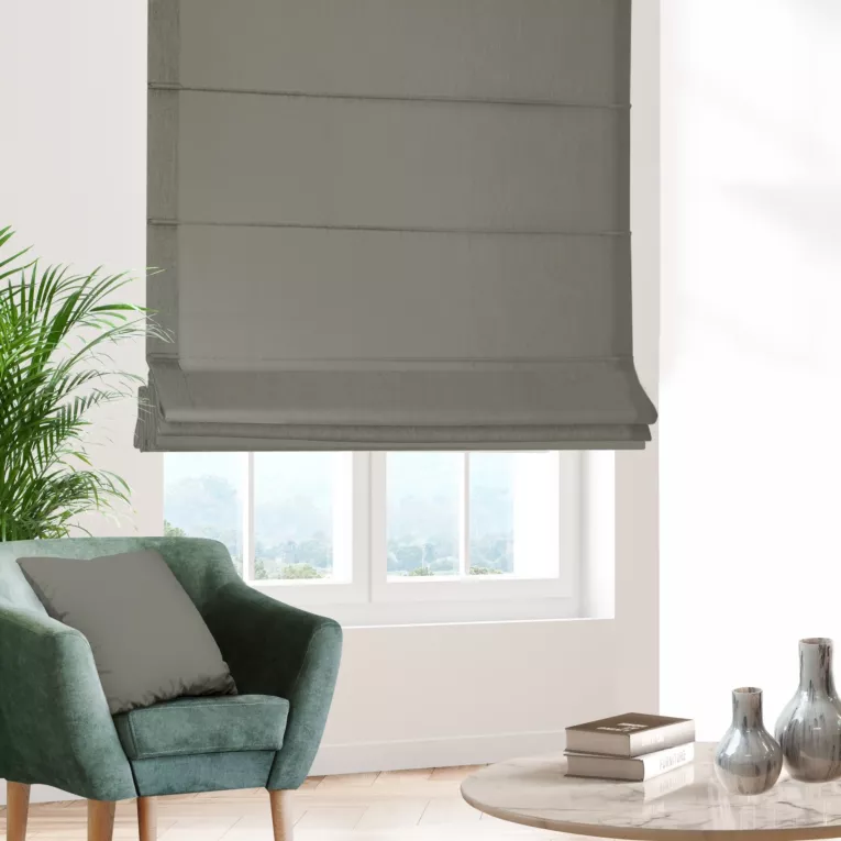 Roleta rzymska srebrna z gładkiej zaciemniającej tkaniny typu dimout