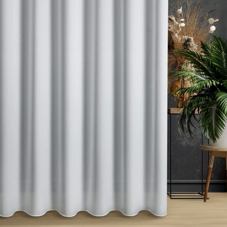 Firana szyta na flexach biała z delikatnej tkaniny w drobny, falowany wzór, wykończona obciążnikiem