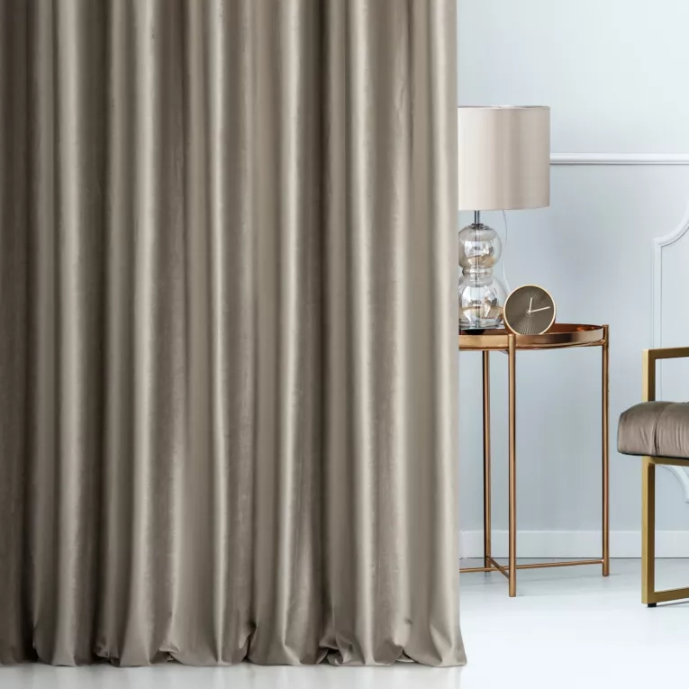 Zasłona szyta na taśmie 5 cm ciemnobeżowa z miękkiej tkaniny welwetowej