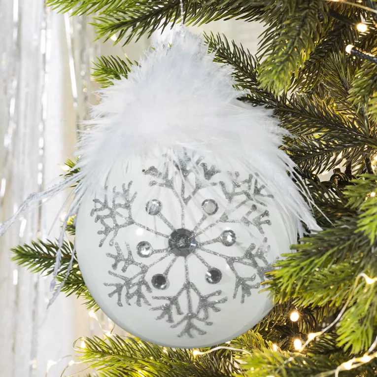 Bombka choinkowa zdobiona brokatem, cyrkoniami i naturalnymi piórami