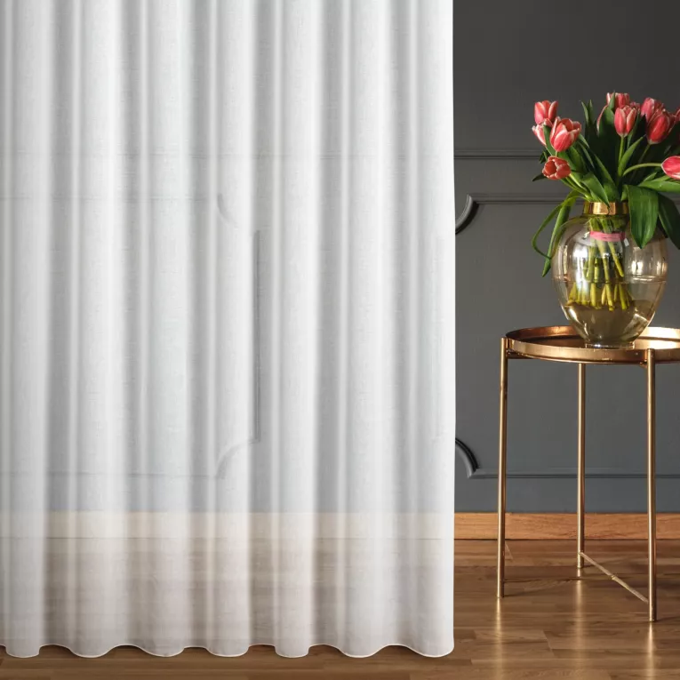 Firana szyta na taśmie 5 cm kremowa z gładkiej matowej etaminy, wykończonej obciążnikiem