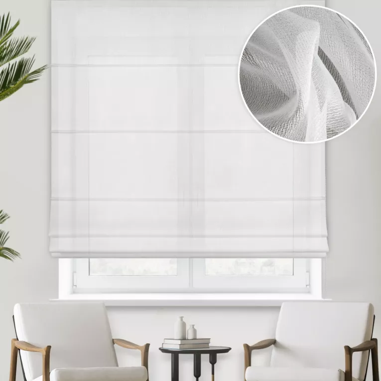 Roleta rzymska biała z półmatowej tkaniny z efektem deszczyku, wykończonej obciążnikiem