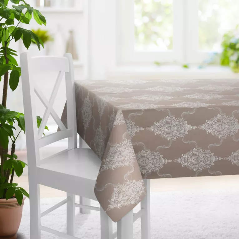 Obrus szyty ciemnobeżowo srebrny z eleganckiej tkaniny w duży ornamentowy wzór