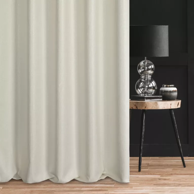 Zasłona szyta na tunelu kremowo ciemnosrebrna z tkaniny w drobny wzór przetykany nicia metaliczną Italissima Eva Minge