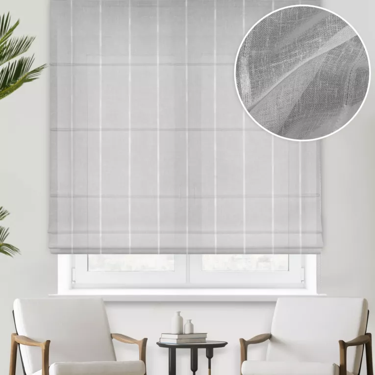 Roleta rzymska biała z matowej etaminy w pionowe pasy, wykończona obciążnikiem