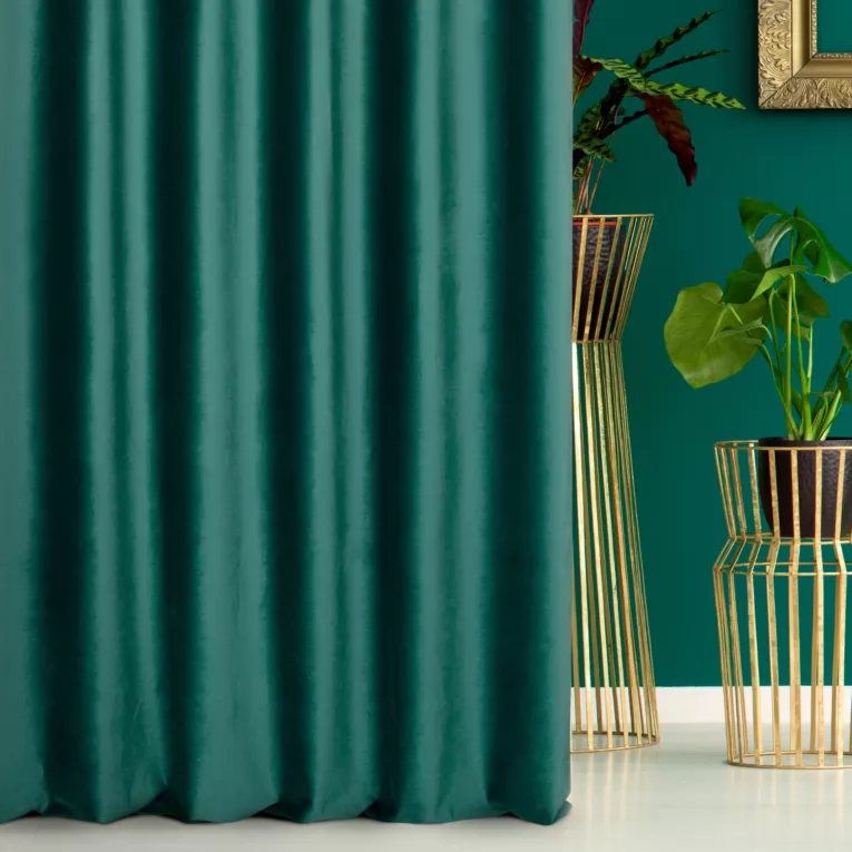Zasłona szyta na taśmie 5 cm ciemnozielona z miękkiej półmatowej tkaniny welwetowej
