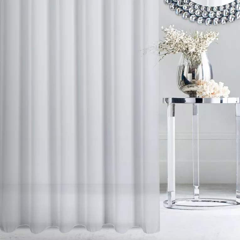 Firana szyta na taśmie 5 cm naturalna z jedwabiście miękkiej matowej krepy, wykończona obciążnikiem