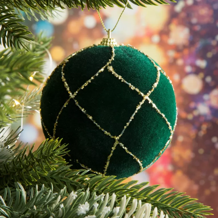 Bombka choinkowa o puszystej powierzchni ze złotym geometrycznym wzorem