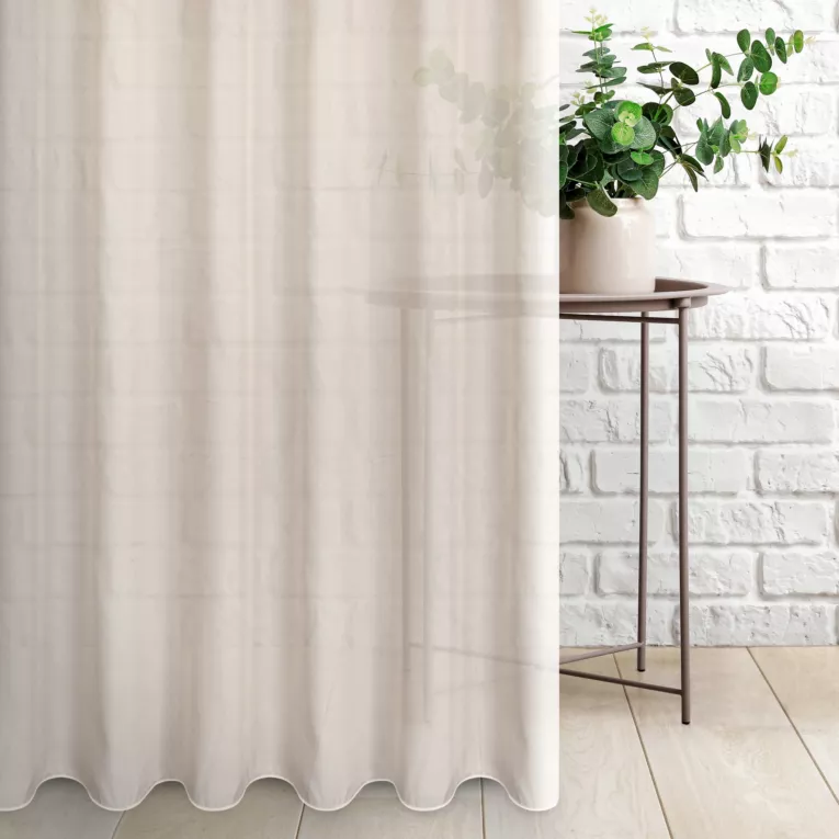 Firana szyta na taśmie 5 cm beżowa z miękkiej i połyskliwej tkaniny, wykończona obciążnikiem