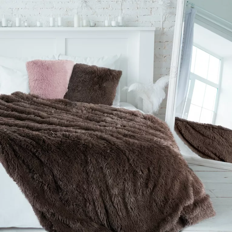 Narzuta LETTIE z miękkiego i przyjemnego w dotyku ekologicznego futerka z długim włosem
