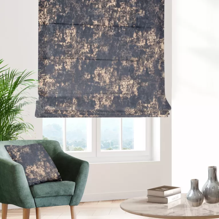 Roleta rzymska grafitowo złota z grubej, matowej tkaniny welwetowej z połyskliwym nadrukiem Italissima Eva Minge