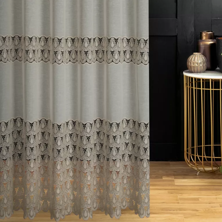Firana szyta na taśmie 5 cm beżowa z matowej etaminy ozdobionej szeroką ażurową aplikacją w stylu eko