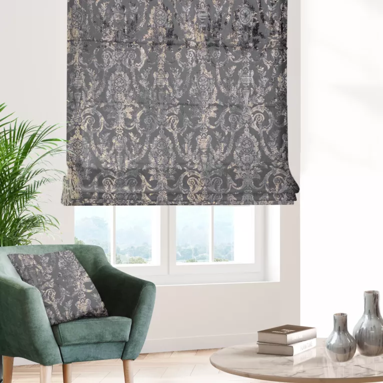 Roleta rzymska grafitowo złocista z grubej, welwetowej tkaniny, zdobiona delikatnie połyskującym nadrukiem