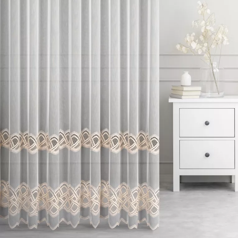 Firana szyta na taśmie 5 cm biało beżowa z delikatnej tkaniny typu aden zdobionej aplikacją o subtelnym połysku