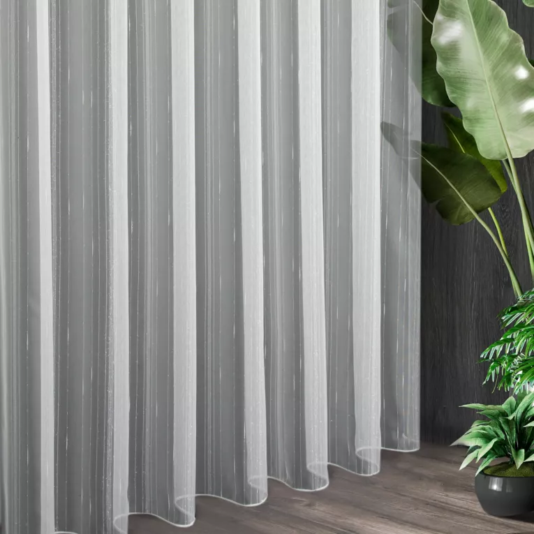 Tkanina firanowa, gładka, błyszcząca, z deszczykiem oraz pionowymi paseczkami