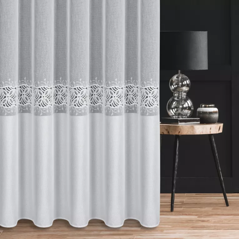 Firana szyta na taśmie 5 cm biała z matowej luźno tkanej etaminy ozdobionej aplikacją i szerokim plecionym pasem