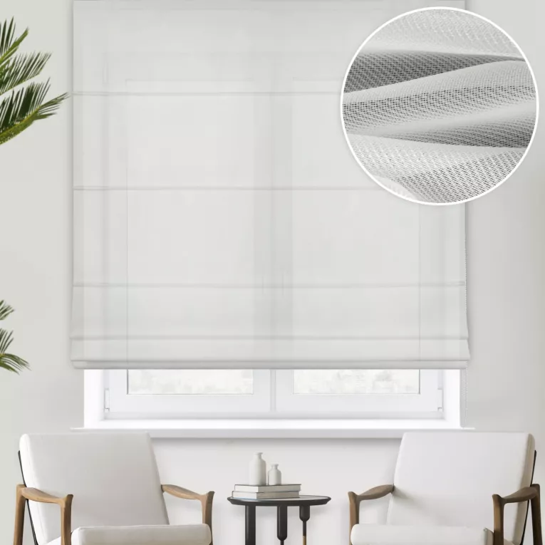 Roleta rzymska kremowa z półprzezroczystej tkaniny o perłowym połysku, wykończonej obciążnikiem