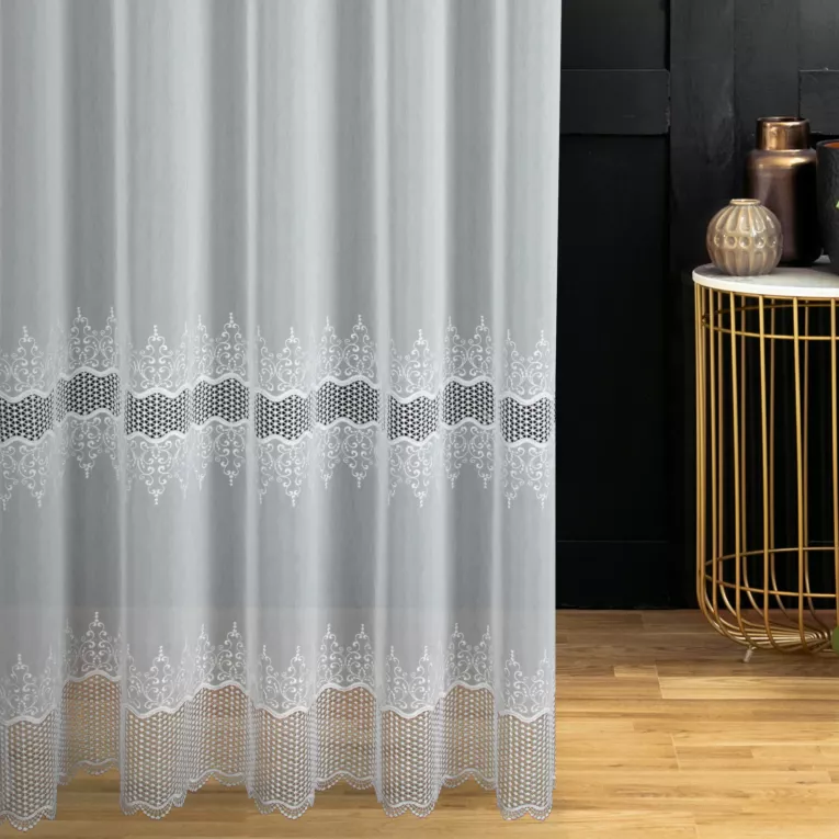 Firana szyta na taśmie 5 cm biała z tkaniny batystowej ozdobionej dwoma pasami aplikacji