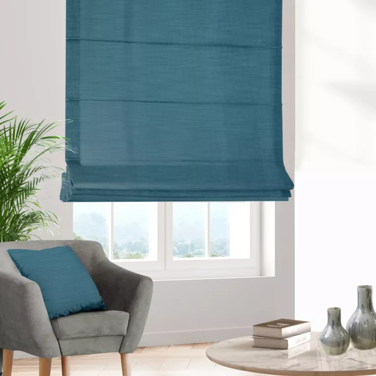 Roleta rzymska turkusowa z miękkiej tkaniny o naturalnym splocie w stylu ekologicznym