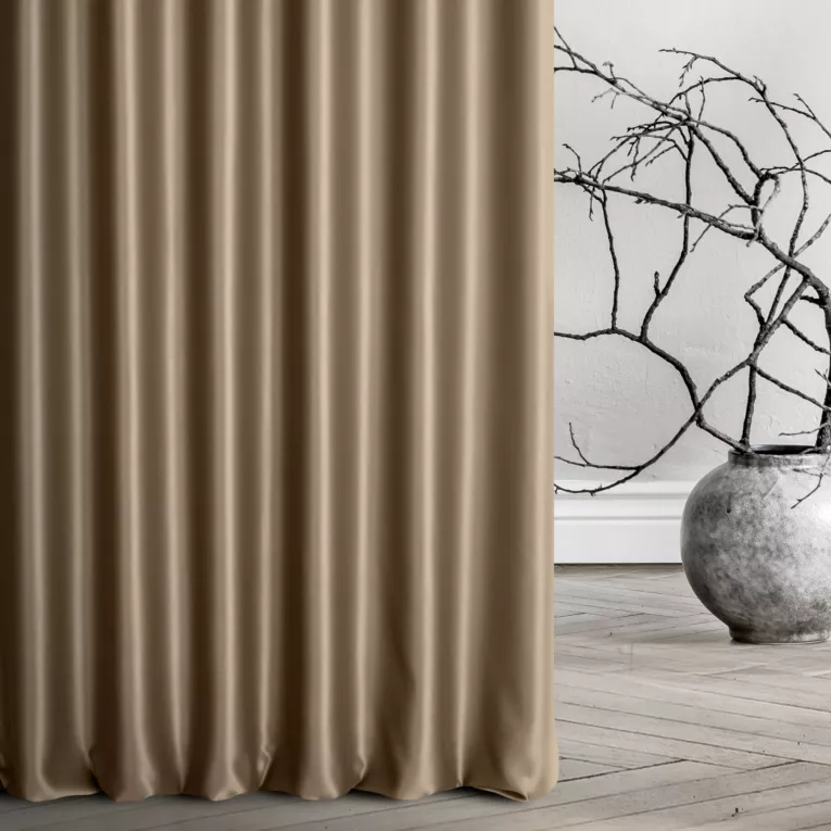 Zasłona szyta na taśmie 5 cm jasnobrązowa z tkaniny trudnopalnej, zaciemniającej, typu blackout