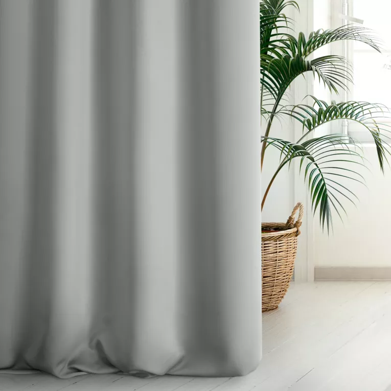 Zasłona szyta na taśmie 5 cm srebrna z gładkiej tkaniny zaciemniającej typu dimout