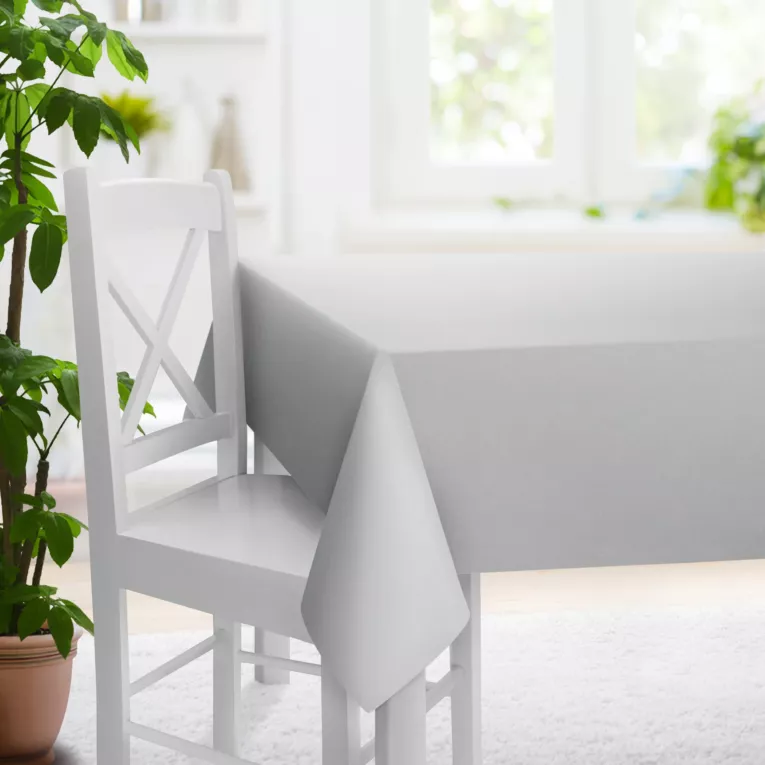 Obrus szyty jasnosrebrny z eleganckiej lśniącej tkaniny o drobnym splocie