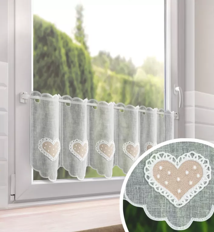 Tkanina firanowa zazdrostka zdobiona haftowaną aplikacją w kształcie serca