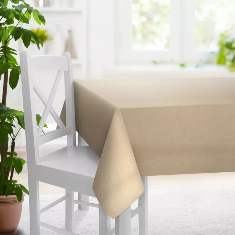 Obrus szyty beżowy z tkaniny z dodatkiem połyskującej nici, z widocznym ozdobnym splotem