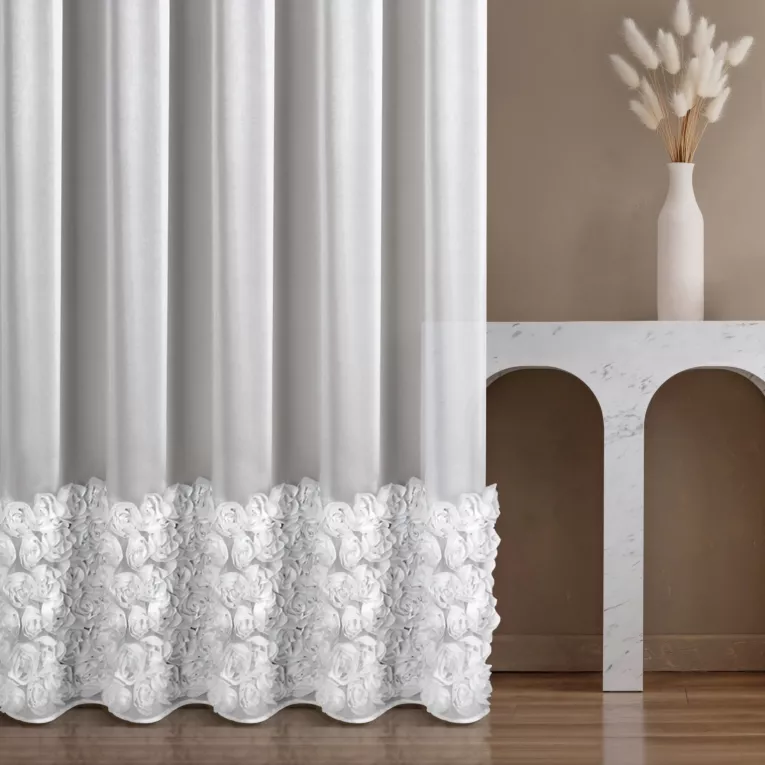 Firana szyta na taśmie 5 cm biała z szyfonowej tkaniny z 6 pasami ozdobnych róż