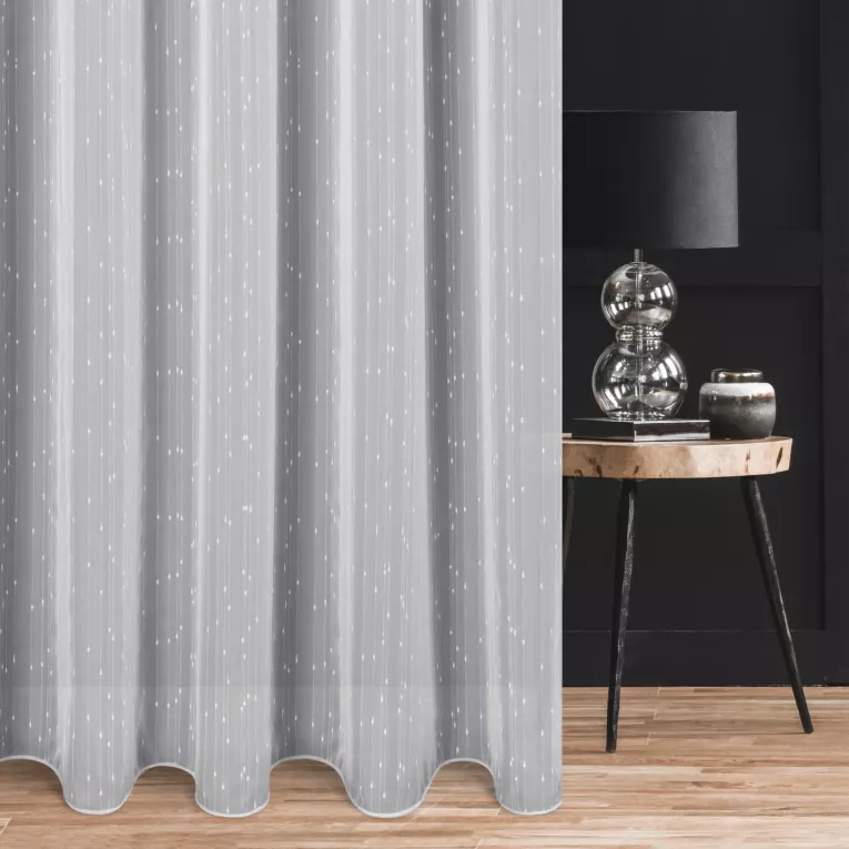 Firana szyta na flexach biała z delikatnej tkaniny w delikatne pionowe pasy