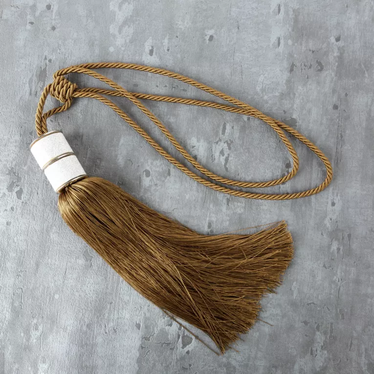 Dekoracyjny sznur do zasłon NATI upinacz z chwostem i metalowymi brokatowymi obrączkami
