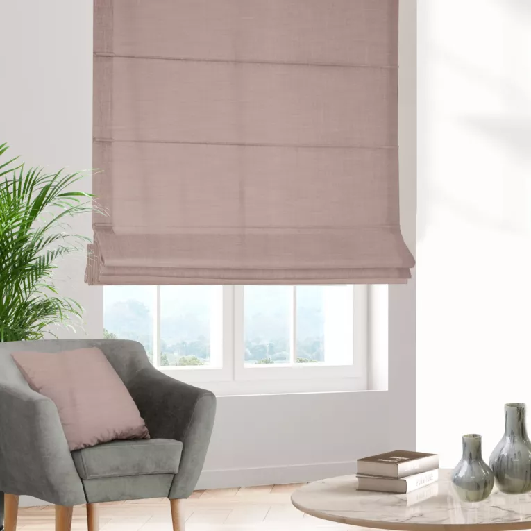 Roleta rzymska pudrowo różowa z miękkiej tkaniny o naturalnym splocie w stylu ekologicznym