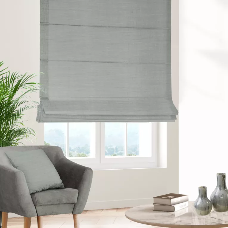 Roleta rzymska szara z miękkiej tkaniny o naturalnym splocie w stylu ekologicznym