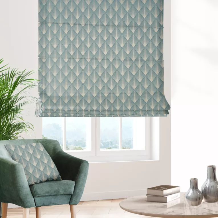 Roleta rzymska miętowo złota z tkaniny w elegancki geometryczny wzór z błyszczącą nicią