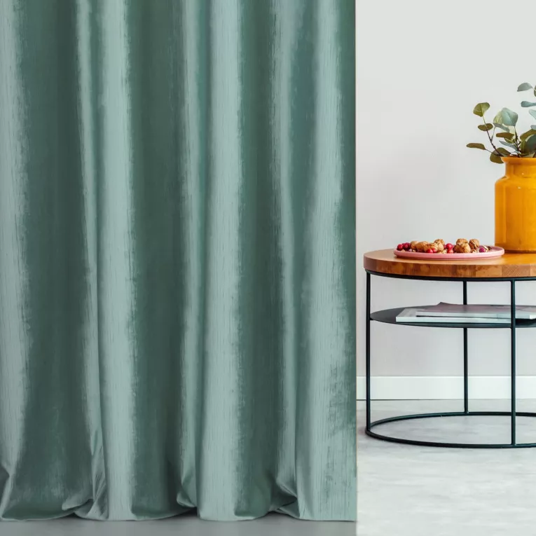 Zasłona szyta na flexach morska z tkaniny welwetowej w pionowe prążki, wykończona obciążnikiem