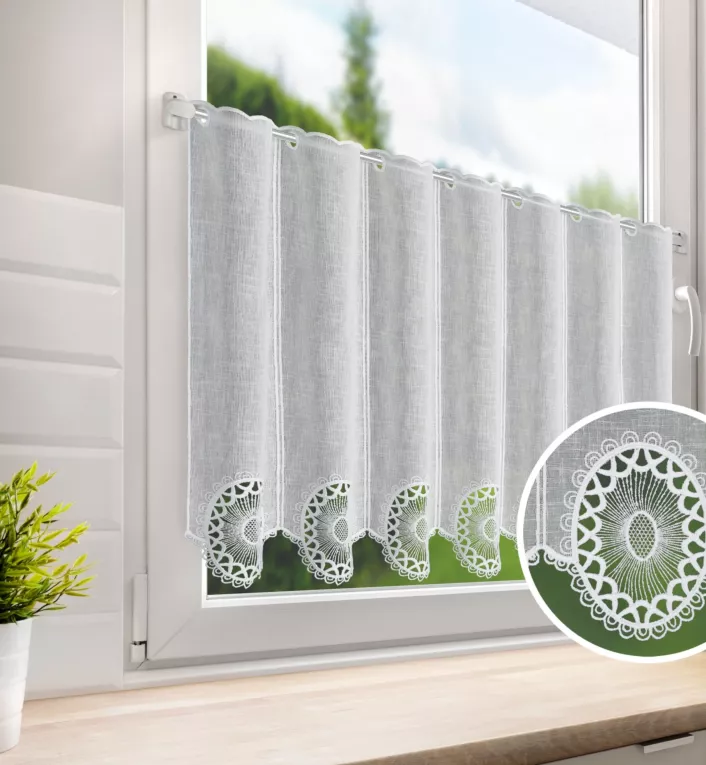 Tkanina firanowa zazdrostka zdobiona ażurowym haftem