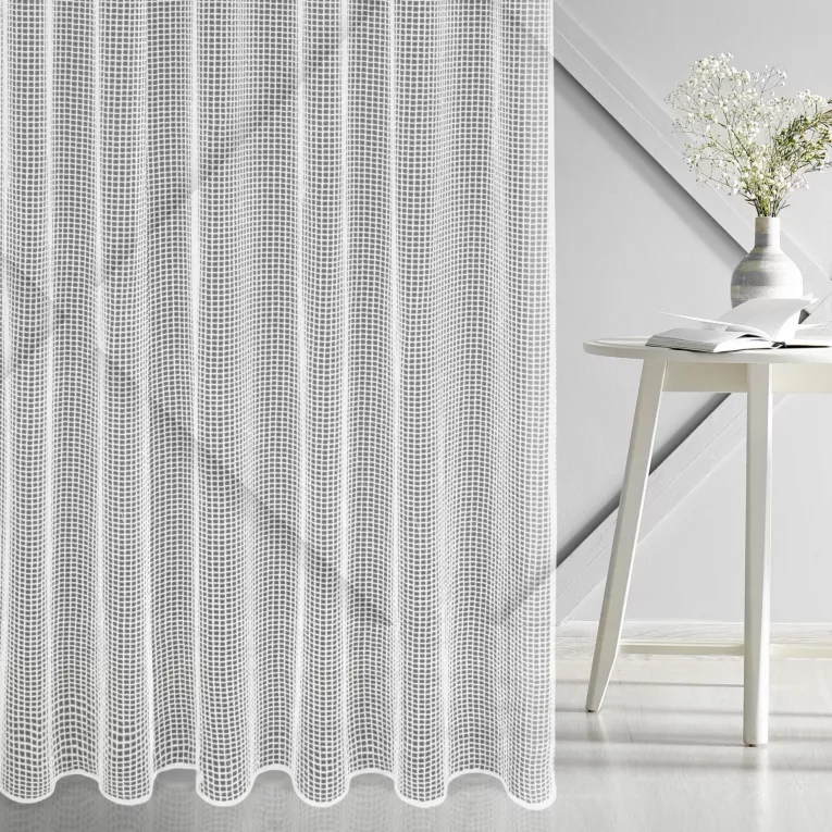 Firana szyta na taśmie 5 cm biała z luźno tkanej siatki szenilowej, delikatnej i miękkiej w dotyku, wykończona obciążnikiem