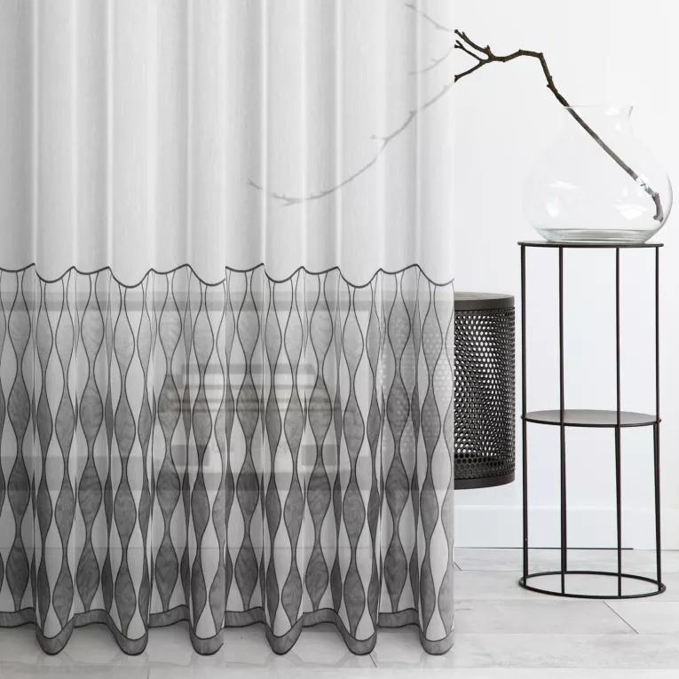 Firana szyta na taśmie 5 cm SABRINA biało czarna ekskluzywna z matowej tkaniny ozdobionej czarną aplikacją Italissima Eva Minge